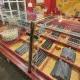 Anwendungsbeispiel: Hustenschutz/Spuckschutz Modell 20-120-38 mit Messing-Gold Pfosten (mittig) und senkrechter Glasabtrennung - ideal f�r Weihnachtsmarkt-S��warenst�nde sowie Metzgerei- und Lebensmitteltheken.