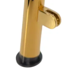 Detailabbildung des anthrazit schwarzen Fues am Hustenschutzpfosten Serie 20-120 im Messing poliert Design, Anordnung links, zur stabilen Montage bei Husten- und Spuckschutzsystemen im Thekenbereich.