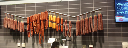 Wurstgehänge, Wursthakenleiste und Schinkengehänge in Chrom Design für Ladenbau Buffett Lebensmittel Präsentation Imbiss Feinkost Wildhandel